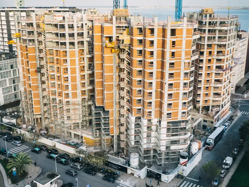 Montagem de Andaimes no Empreendimento Distrikt | Género Inédito