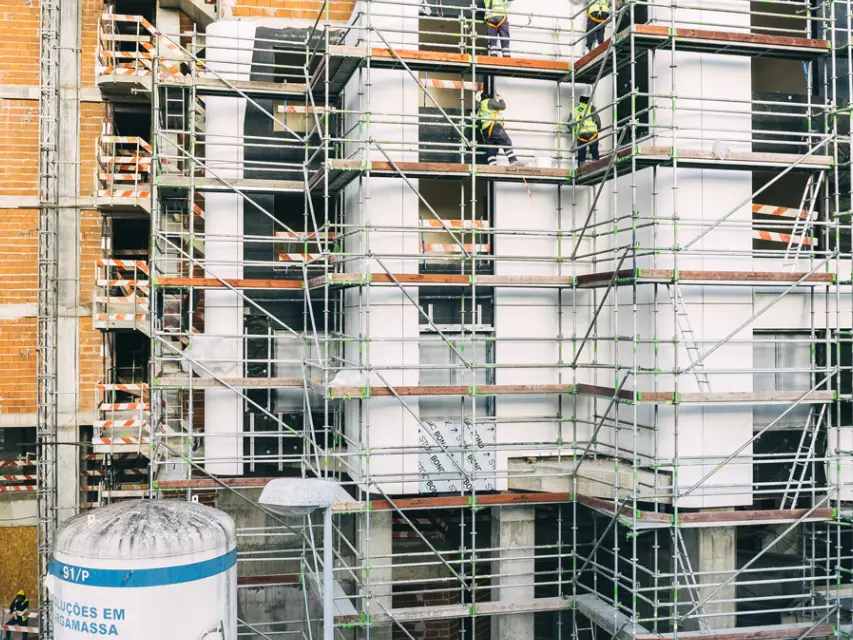 Montagem de Andaimes no Empreendimento Distrikt | Género Inédito