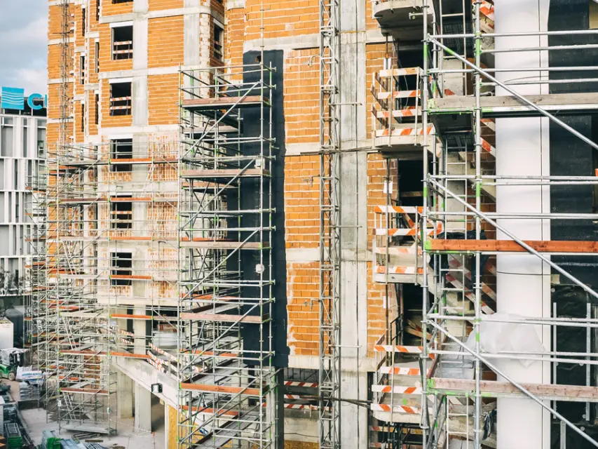 Montagem de Andaimes no Empreendimento Distrikt | Género Inédito