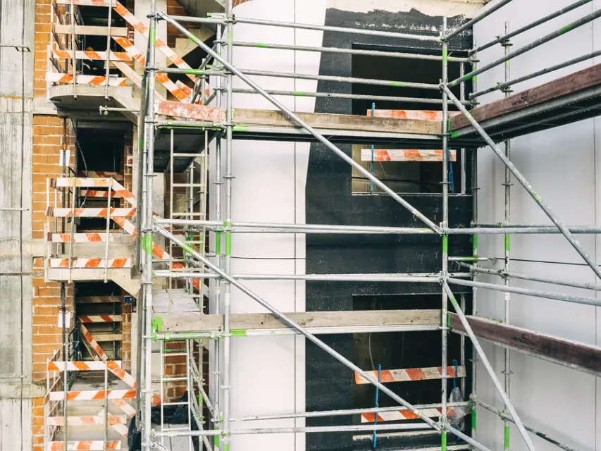 Montagem de Andaimes no Empreendimento Distrikt | Género Inédito