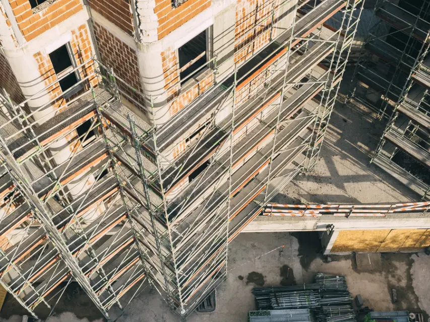 Montagem de Andaimes no Empreendimento Distrikt | Género Inédito