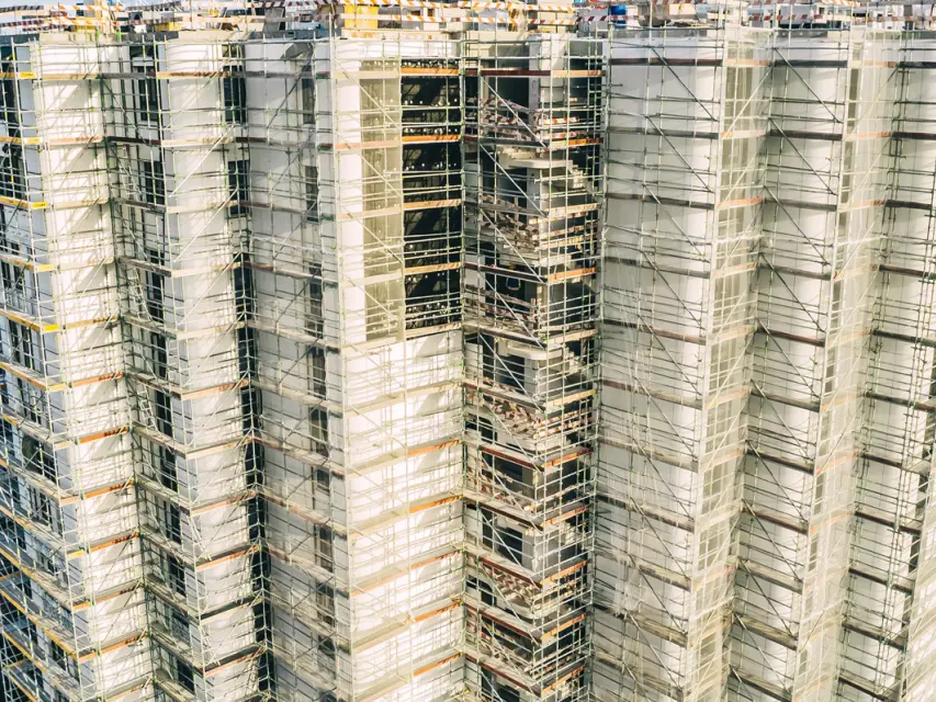 Montagem de Andaimes no Empreendimento Distrikt | Género Inédito