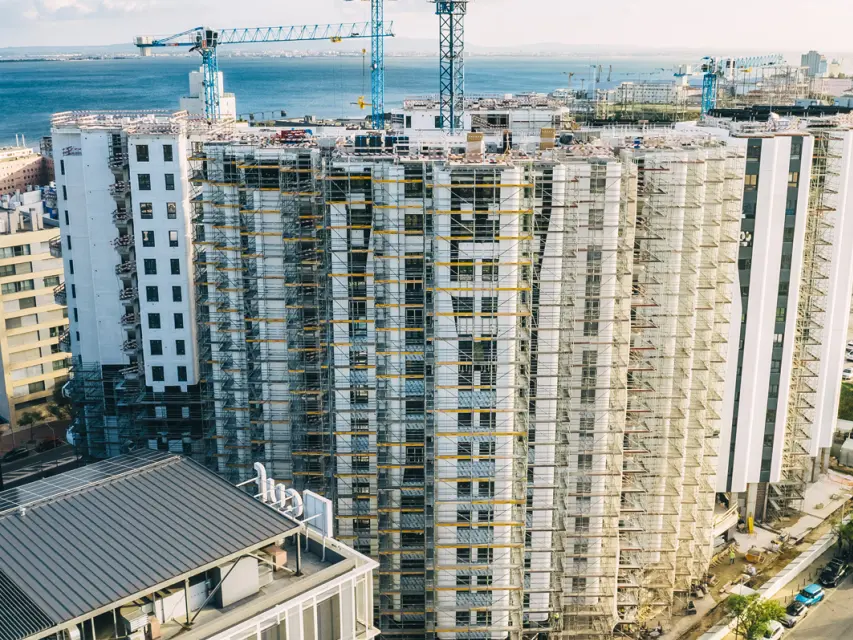 Montagem de Andaimes no Empreendimento Distrikt | Género Inédito