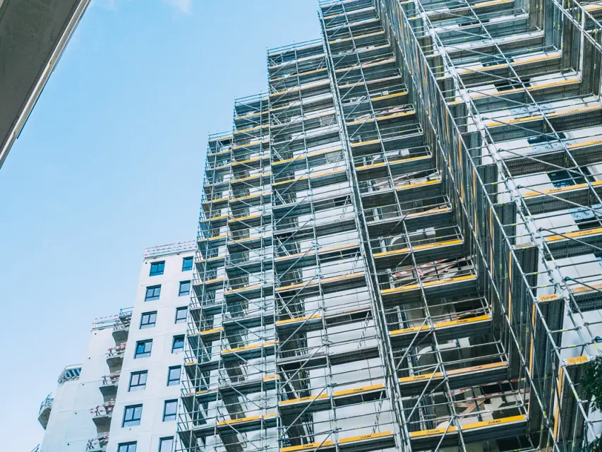 Montagem de Andaimes no Empreendimento Distrikt | Género Inédito