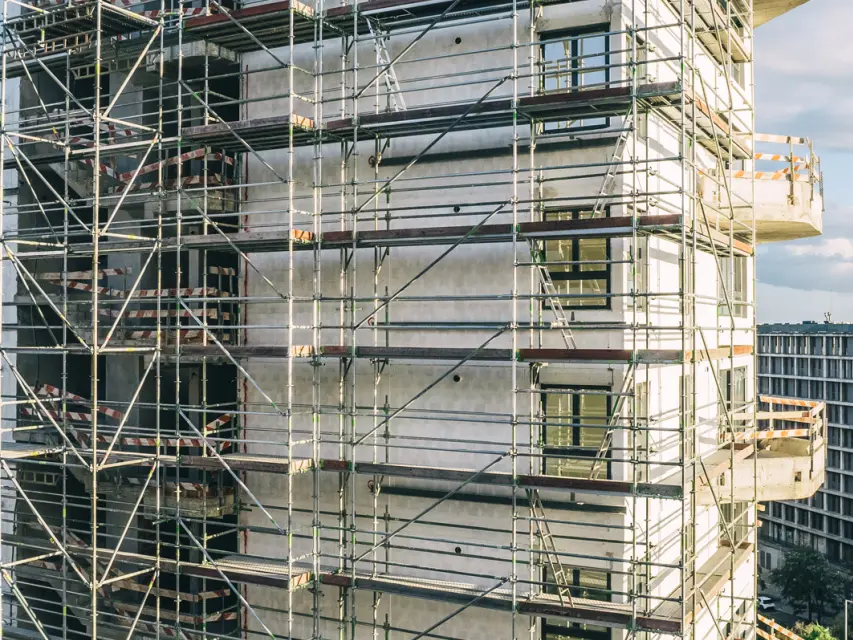 Montagem de Andaimes no Empreendimento Distrikt | Género Inédito