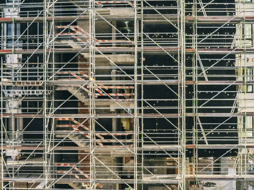 Montagem de Andaimes no Empreendimento Distrikt | Género Inédito