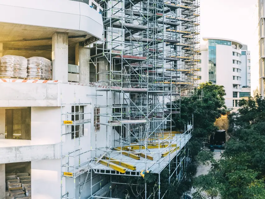 Montagem de Andaimes no Empreendimento Distrikt | Género Inédito