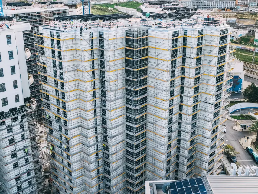 Montagem de Andaimes no Empreendimento Distrikt | Género Inédito