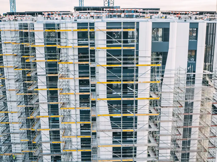 Montagem de Andaimes no Empreendimento Distrikt | Género Inédito