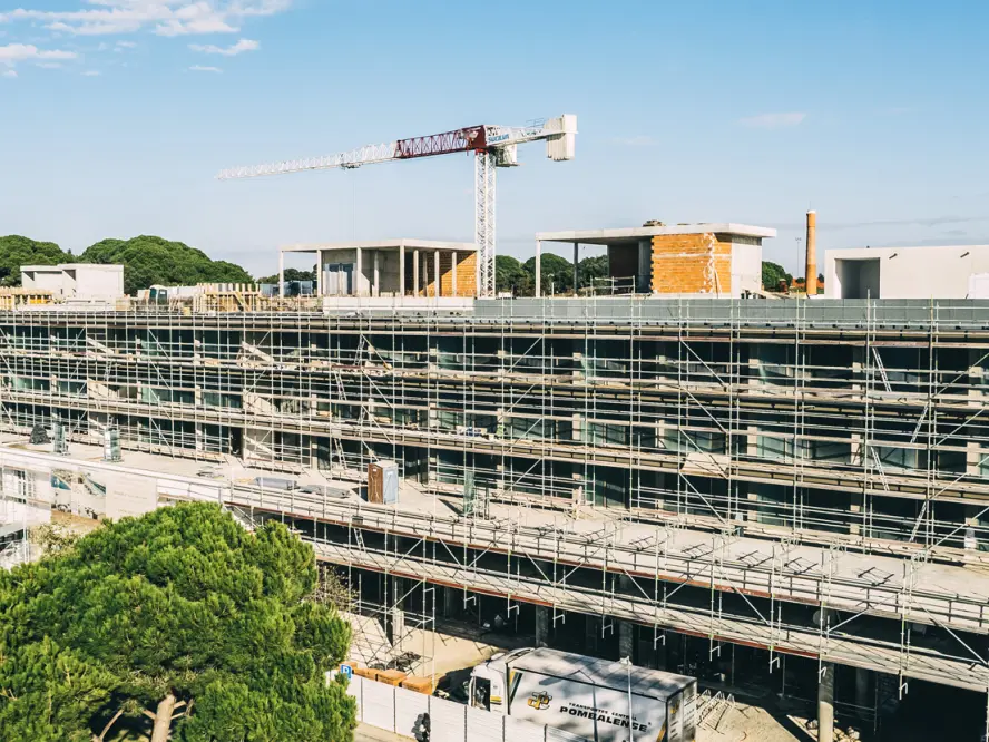 Reabilitação Industrial Mundet: Soluções de Andaimes de Fachada | Género Inédito