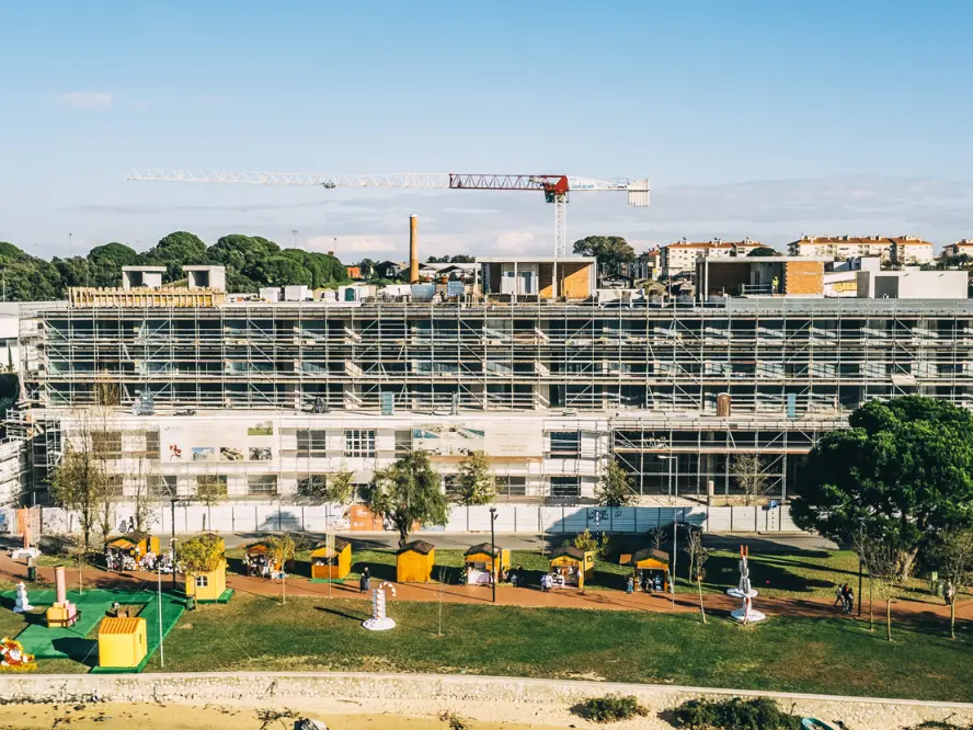 Reabilitação Industrial Mundet: Soluções de Andaimes de Fachada | Género Inédito