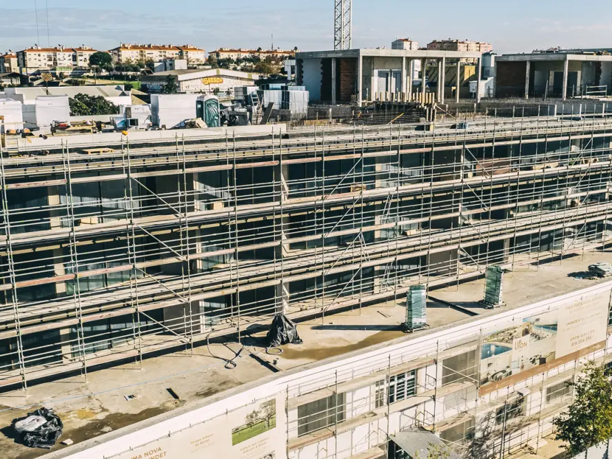 Reabilitação Industrial Mundet: Soluções de Andaimes de Fachada | Género Inédito