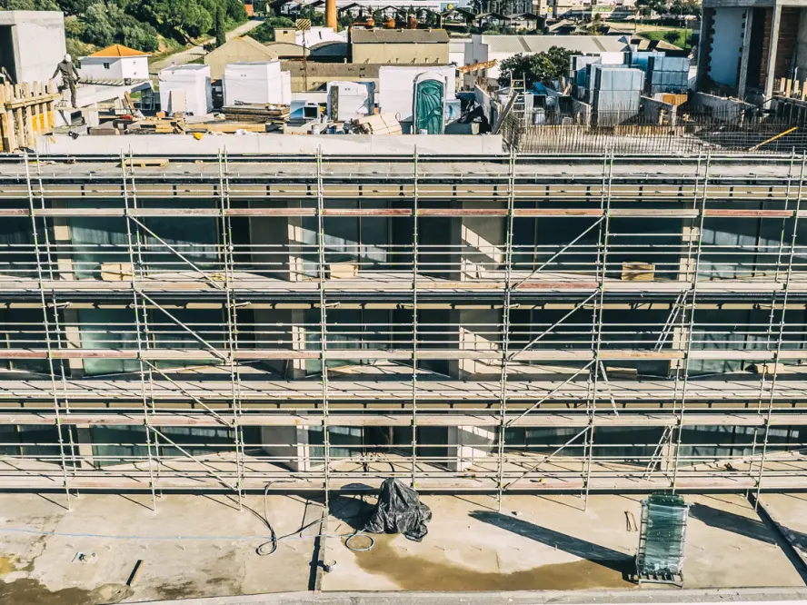 Reabilitação Industrial Mundet: Soluções de Andaimes de Fachada | Género Inédito