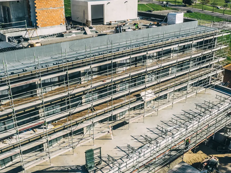 Reabilitação Industrial Mundet: Soluções de Andaimes de Fachada | Género Inédito