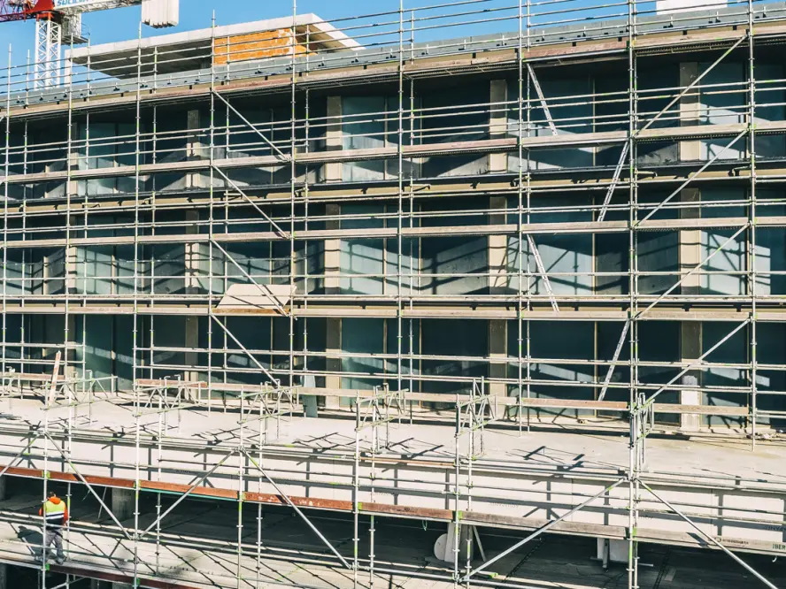 Reabilitação Industrial Mundet: Soluções de Andaimes de Fachada | Género Inédito