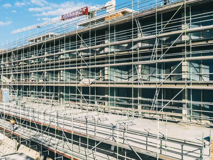 Reabilitação Industrial Mundet: Soluções de Andaimes de Fachada | Género Inédito