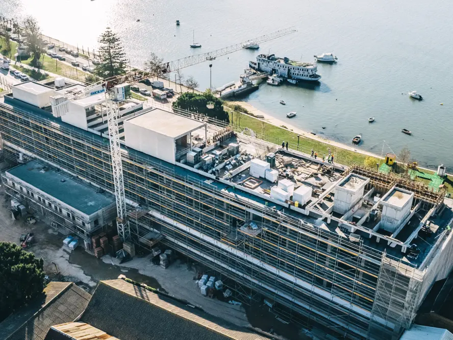 Reabilitação Industrial Mundet: Soluções de Andaimes de Fachada | Género Inédito