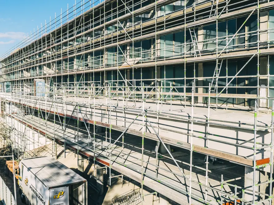 Reabilitação Industrial Mundet: Soluções de Andaimes de Fachada | Género Inédito