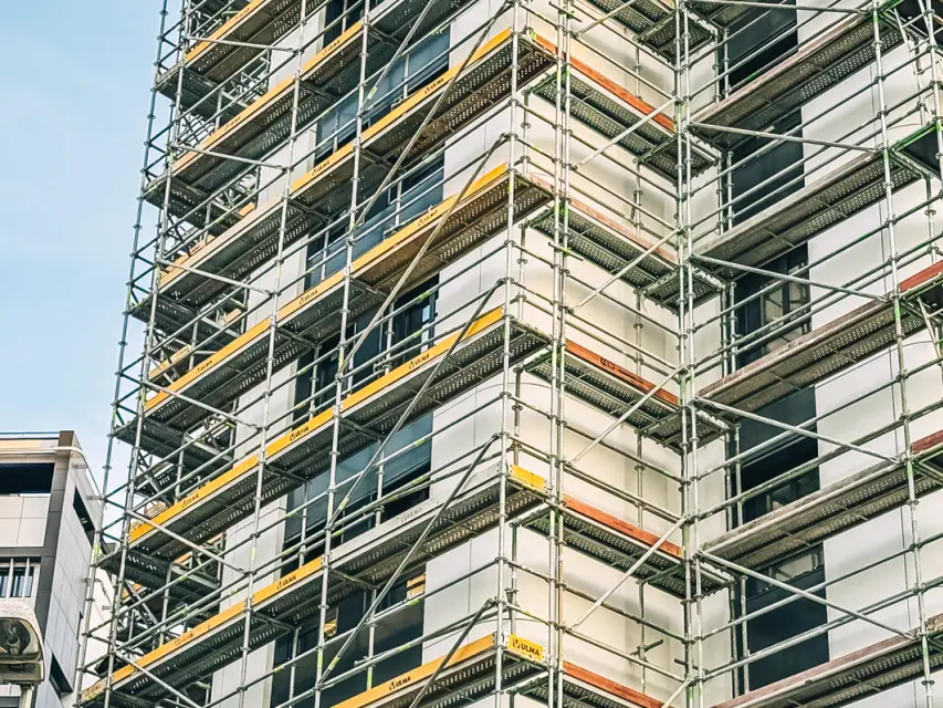 Montagem de Andaimes no Empreendimento Distrikt | Género Inédito