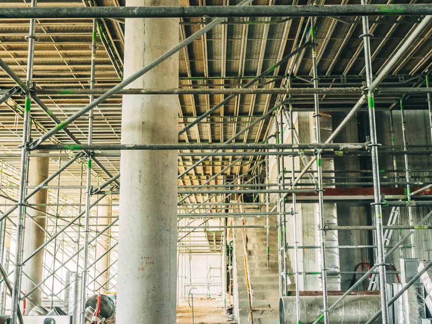 Reabilitação Industrial Mundet: Soluções de Andaimes de Fachada | Género Inédito