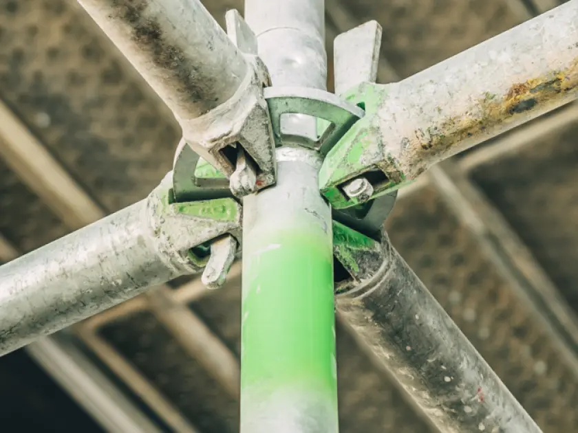 Reabilitação Industrial Mundet: Soluções de Andaimes de Fachada | Género Inédito