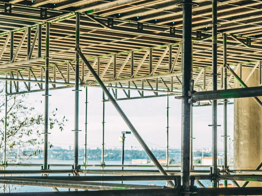 Reabilitação Industrial Mundet: Soluções de Andaimes de Fachada | Género Inédito