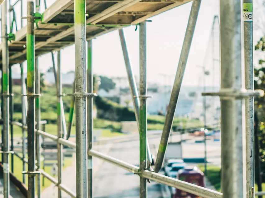 Reabilitação Industrial Mundet: Soluções de Andaimes de Fachada | Género Inédito