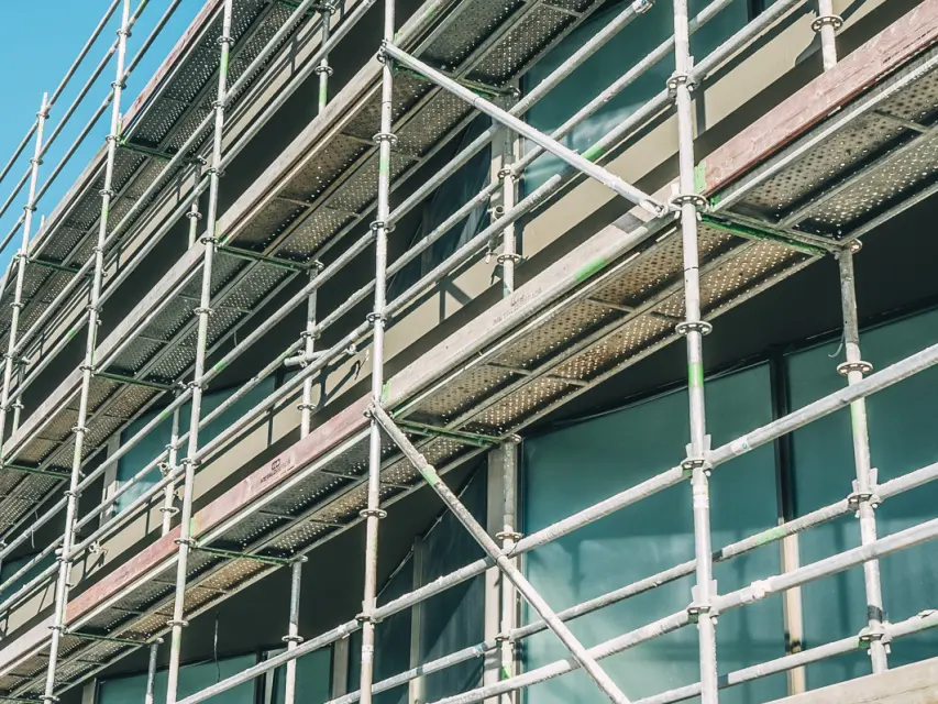 Reabilitação Industrial Mundet: Soluções de Andaimes de Fachada | Género Inédito